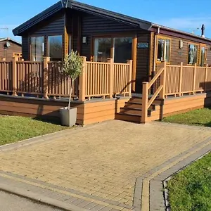 Little Gem With Hot Tub Holiday home